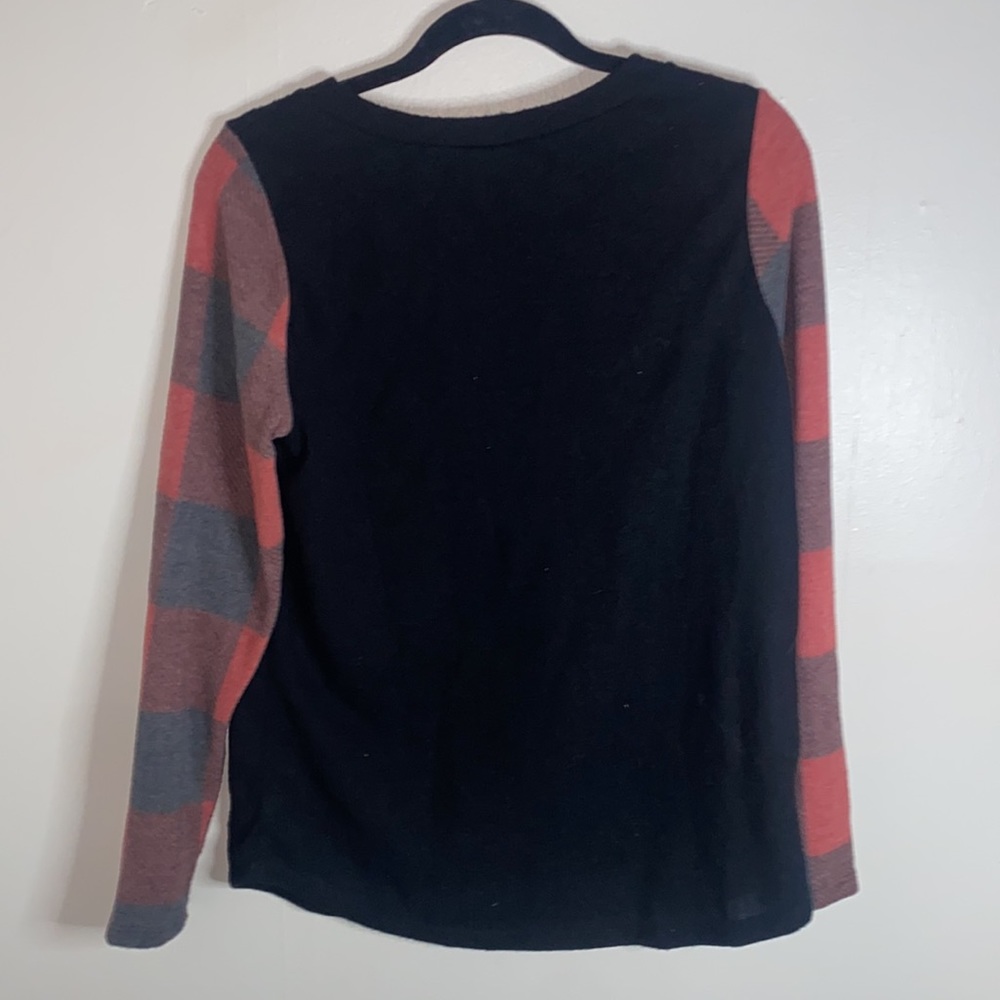 🎱Adorable plaid long sleeved top with a bright sequin pocket! - Picture 7 of 7